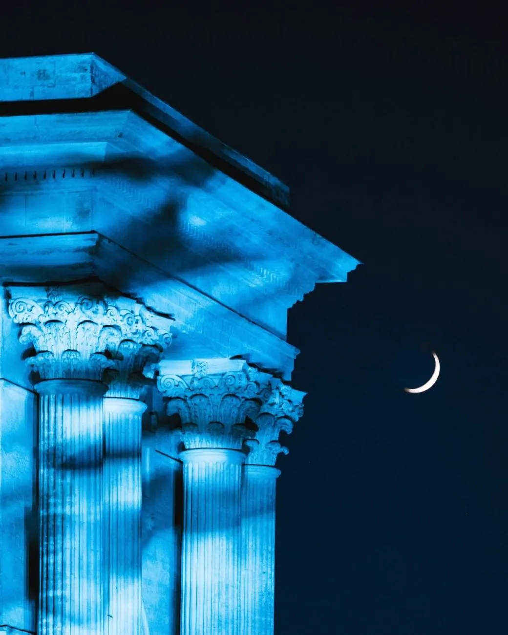 Colonnes antiques éclairées en bleu, croissant de lune