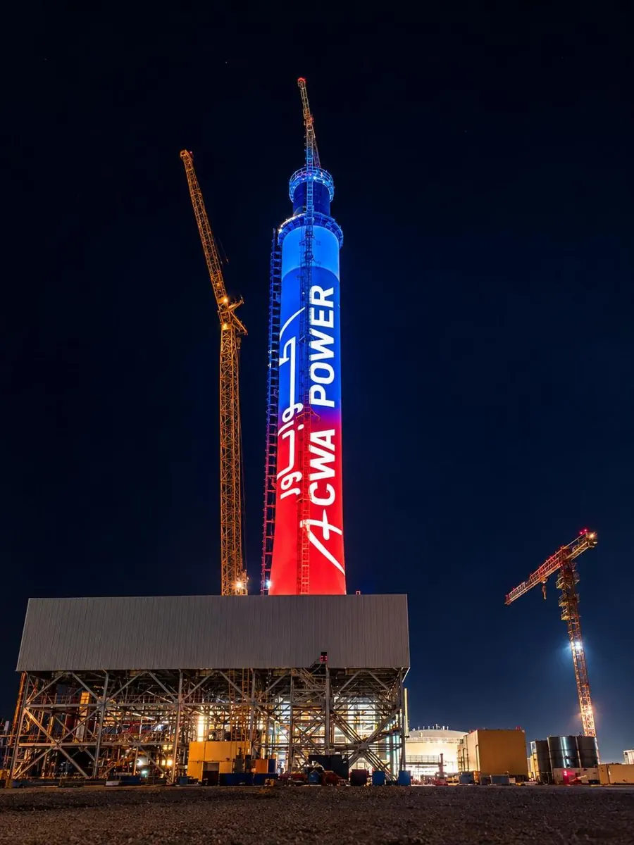 Tour industrielle illuminée en bleu et rouge