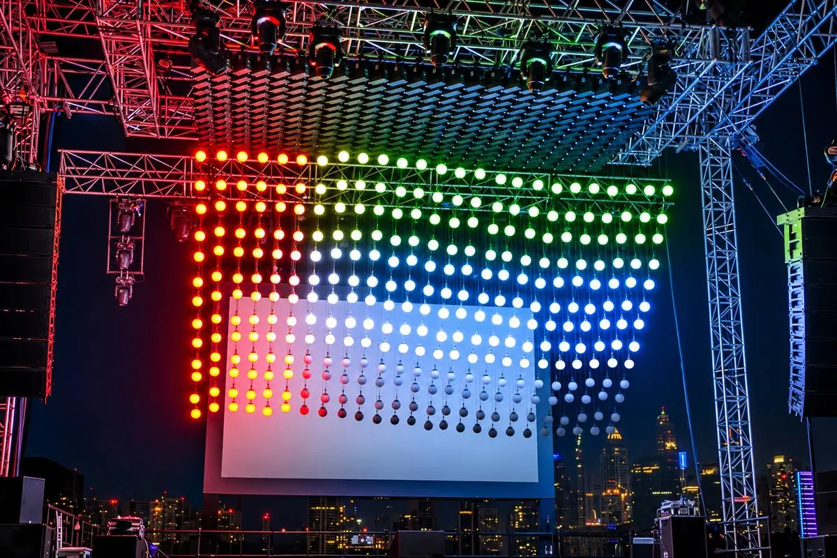 Sphères lumineuses cinétiques au-dessus d'une scène