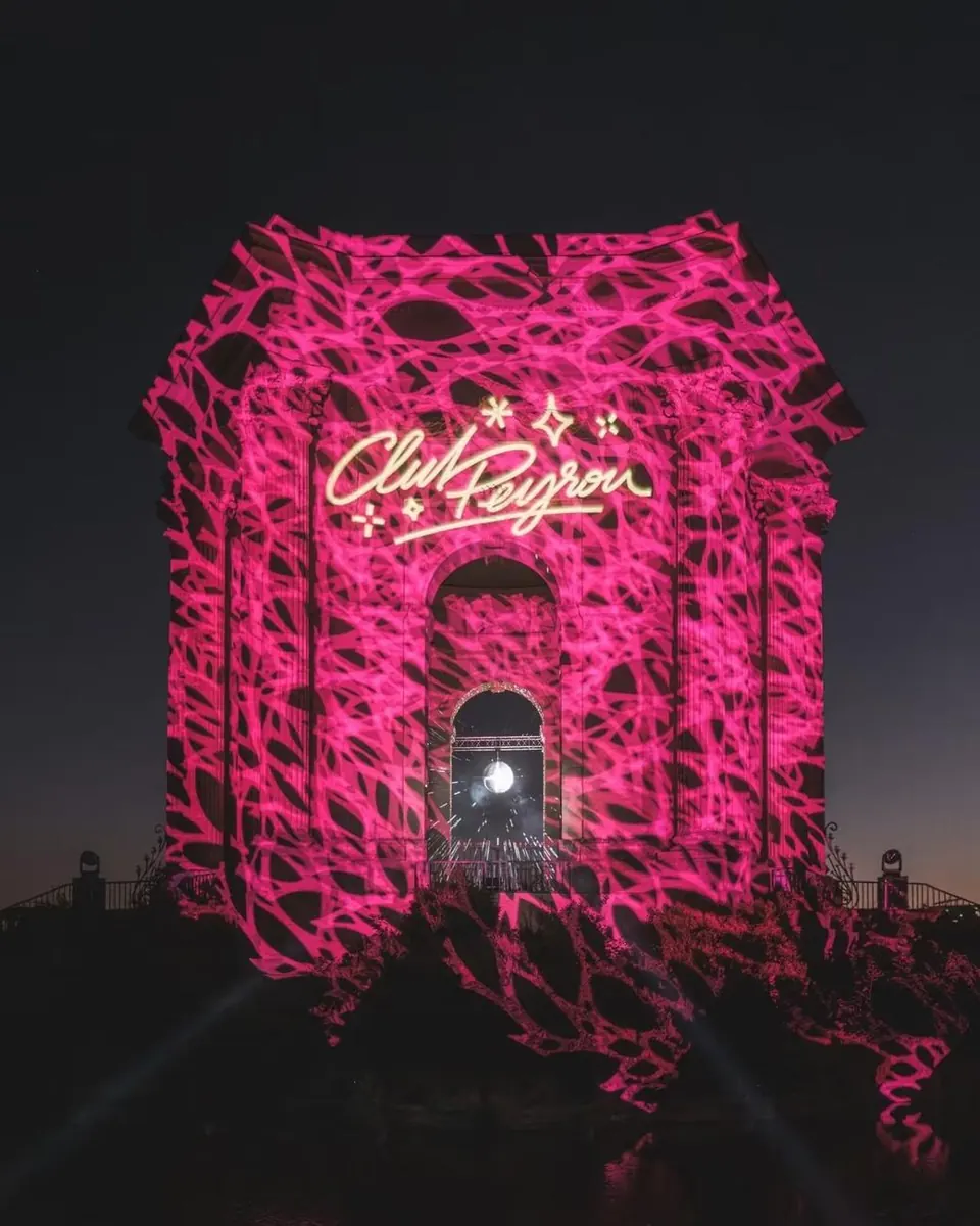 Mapping rose sur monument, Club Peyrou