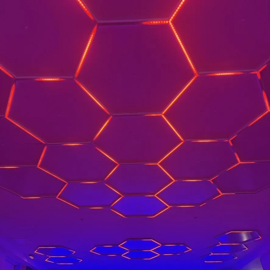 Plafond hexagonal à LED