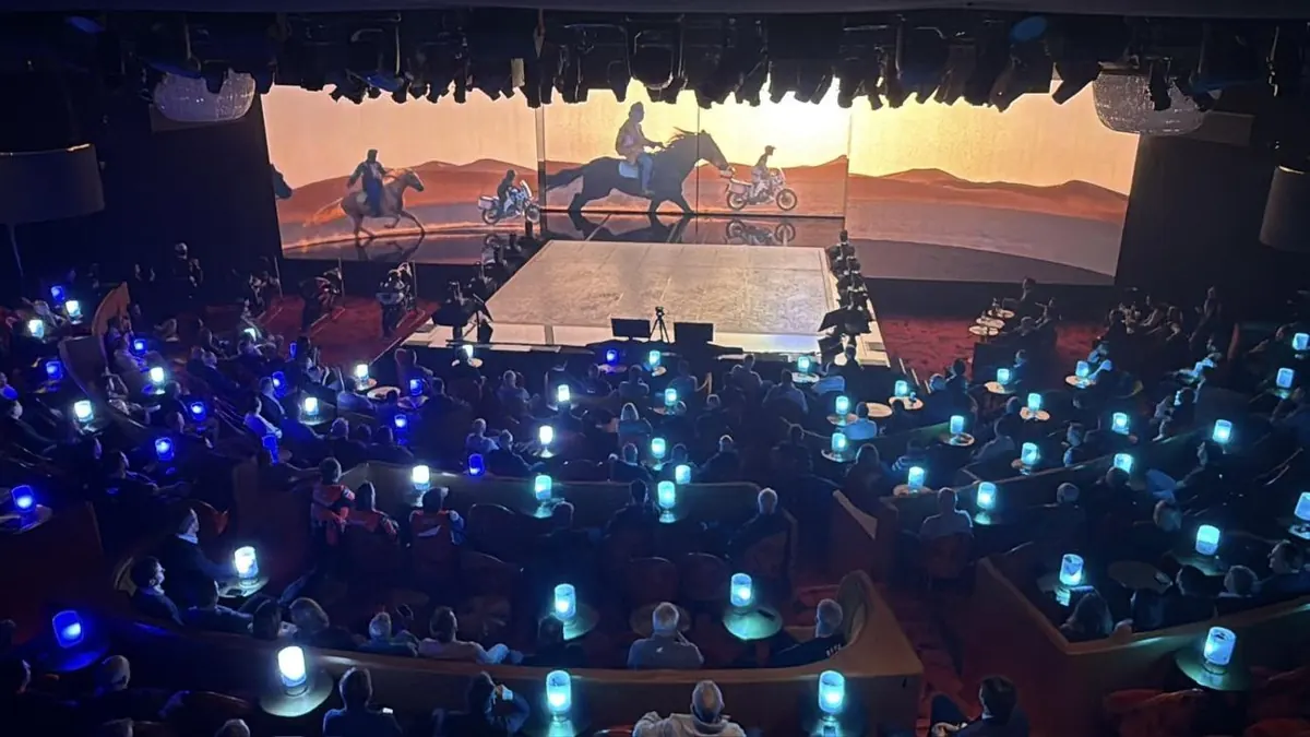 Salle de spectacle avec lanternes bleues et écran désert