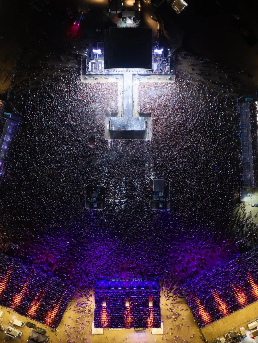 Vue aérienne d'un site de festival la nuit