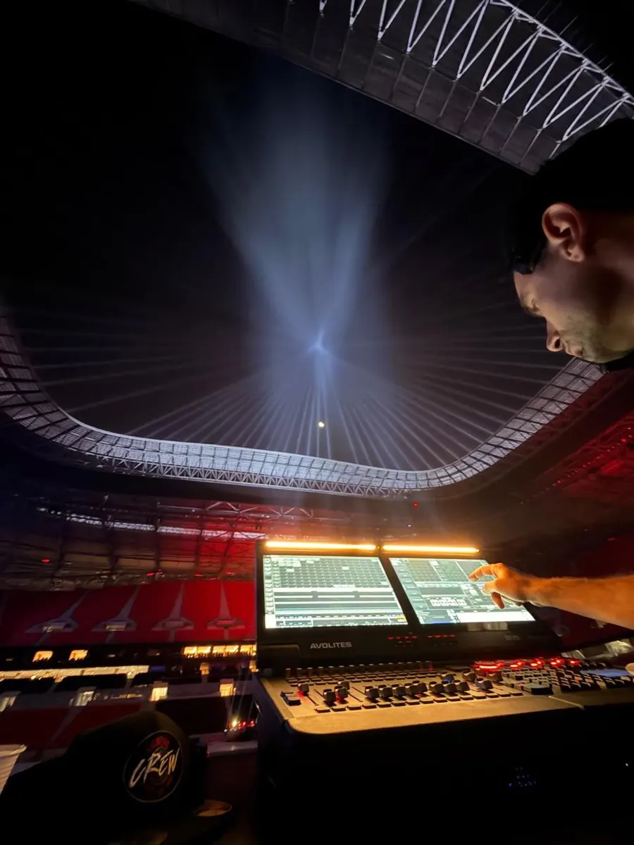 Régie lumière en stade, faisceaux en éventail